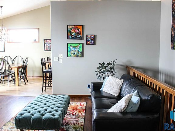 3rd image of 615 S Emmett Trl