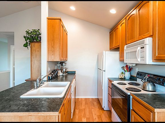 4th image of 221 Strand St