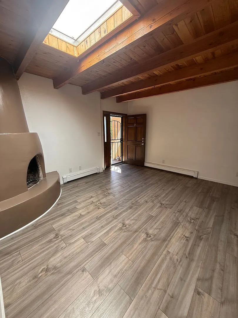 Cute 2 bedroom Condo -centrally located. Freshly painted -Very Clean — Photo 2