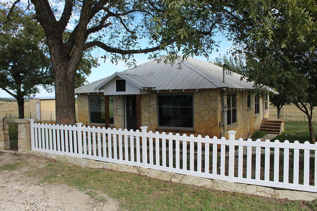 2 bed, 1.0 bath, 1242 sqft, $1,500 — Photo 1