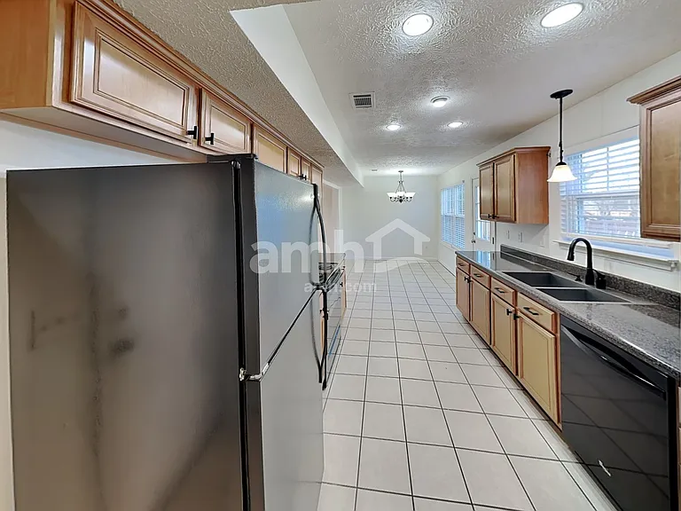 2126 Burgess Ln — Photo 4