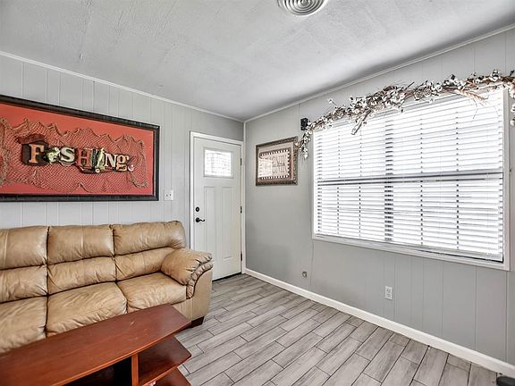 5th image of 306 Lakeshore N
