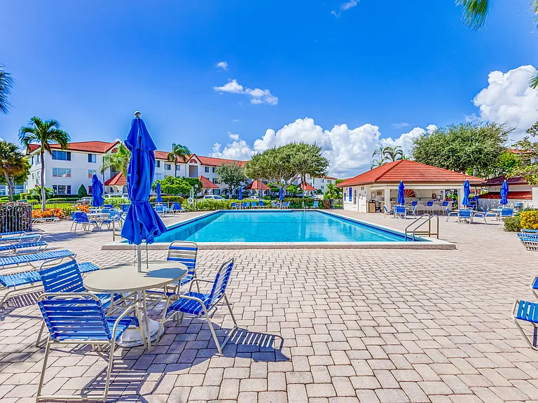 101 Half Moon Cir #B — Photo 45