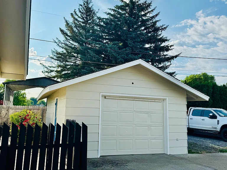 340 SW Deer St — Photo 10