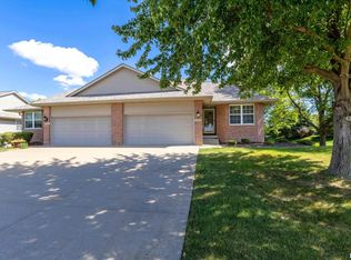 5307 Red Fox Rd, Bettendorf, IA 52722