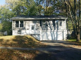 47 Cherry Hill Rd NW, Cedar Rapids, IA 52405