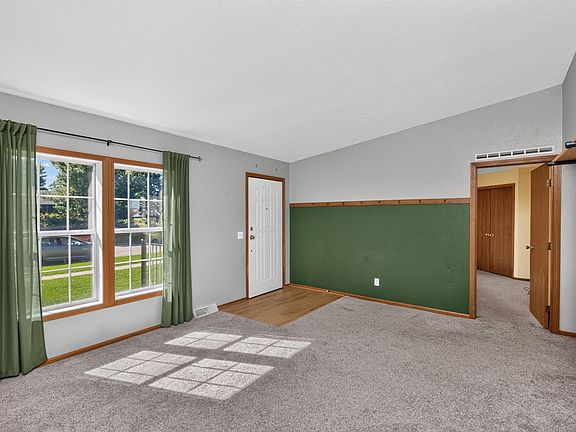 4th image of 920 Greenview St