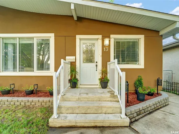 13 CARLETON DRIVE, Saskatoon, SK S7H 3N7