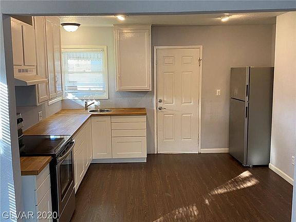 4th image of 1071 E Oakey Blvd