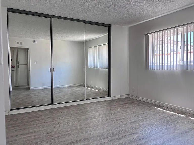 928 S Sherbourne Dr — Photo 8