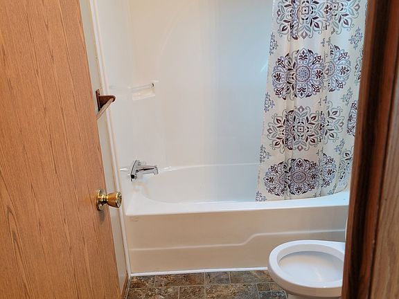 3rd image of 1010 Sunset Ln