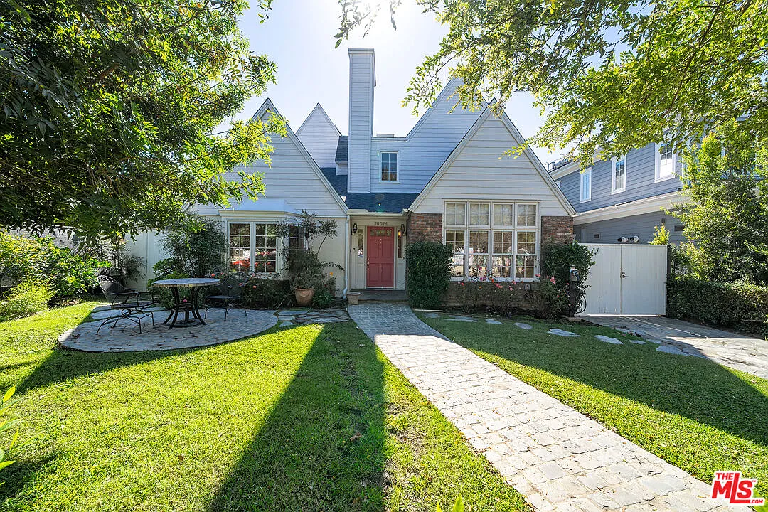 5 bed, 4.0 bath, 3282 sqft, $12,875 — Photo 2