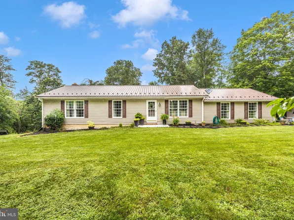 501 Macintosh Dr, Falling Waters, WV 25419