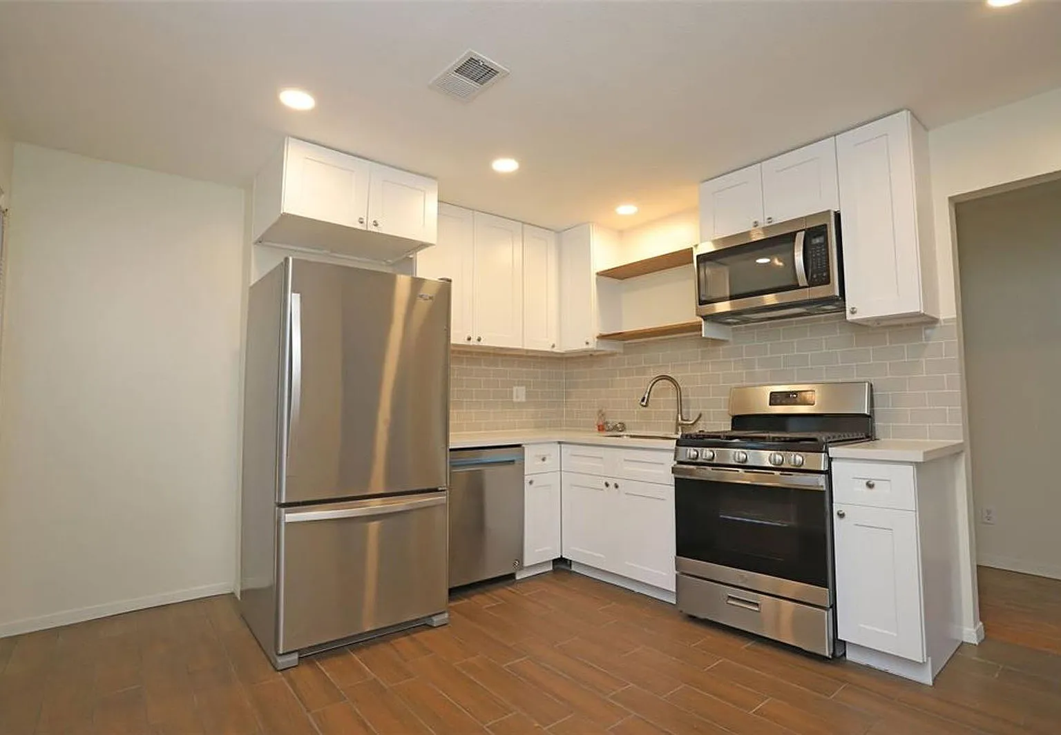 2 bed, 2.0 bath, 3336 sqft, $1,675 — Photo 2