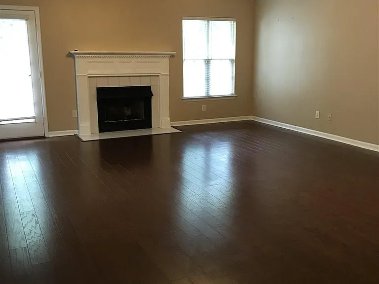 110 Bridgeway Ln — Photo 5