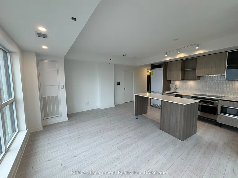 405 Dundas St W #721 — Photo 8