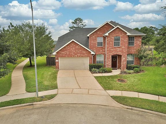 There are only neighbors on one side of this home! This walkway leads to Frank Elementary.
