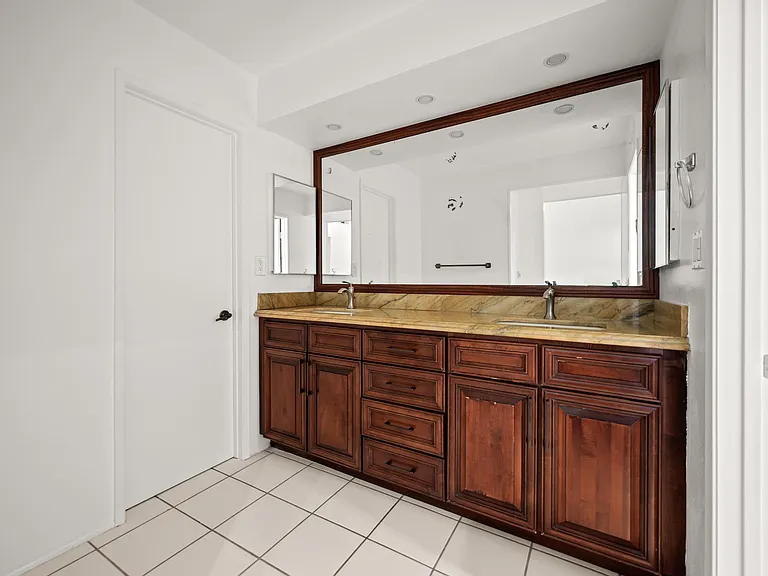 22606 Archwood St — Photo 4