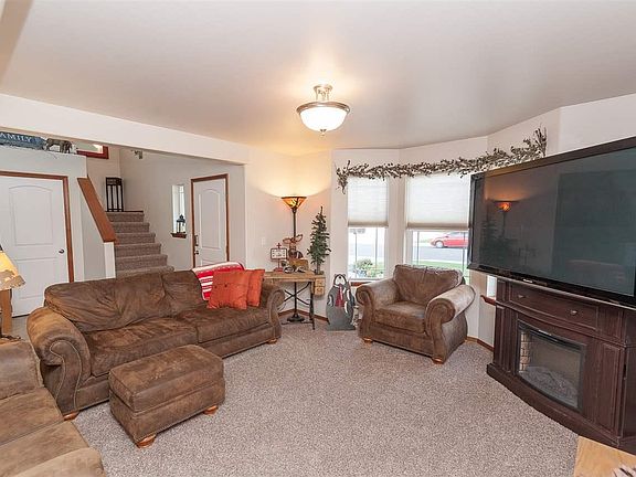 3rd image of 3913 Hazelwood Dr