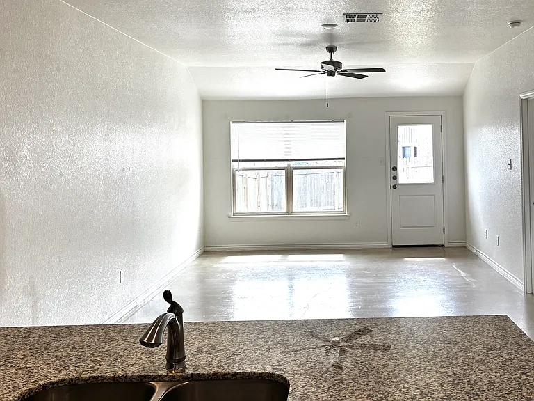 1201 Lehmann Dr — Photo 4