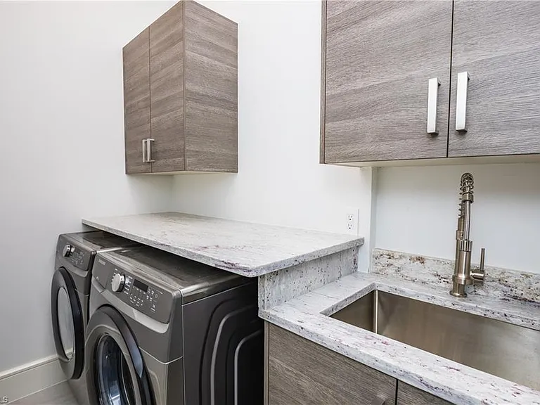 231 Legacy Ct — Photo 35