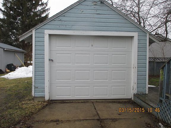 2nd image of 256 E 9th St