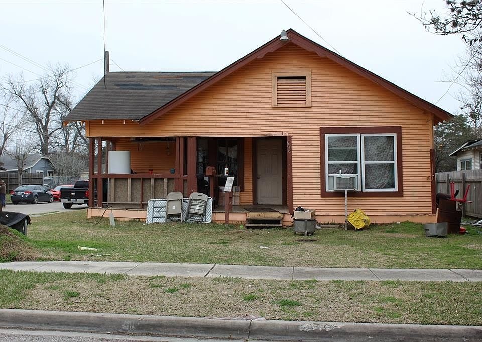 1st image of 400 E Lobit St