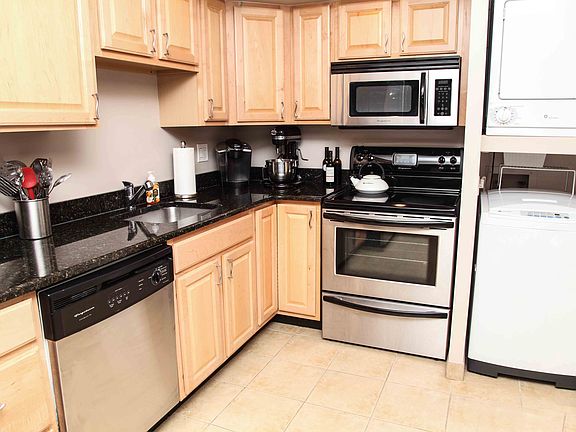 4th image of 200-210 Lombard #627