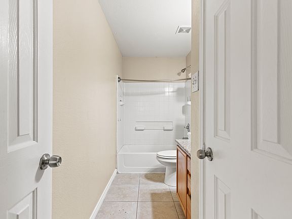 2nd image of 2408 Emerald Ln