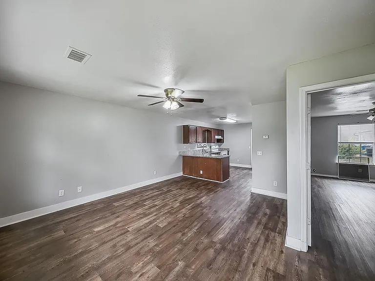 102 NW Park St #2 — Photo 6