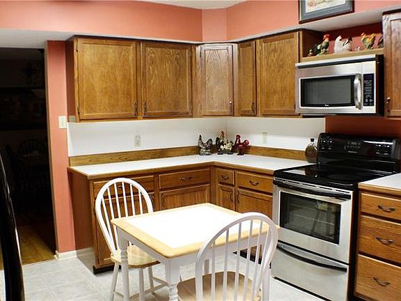 4th image of 698 Lakewood Dr