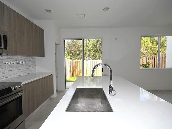 4th image of 10259 NW 72nd Ter #259
