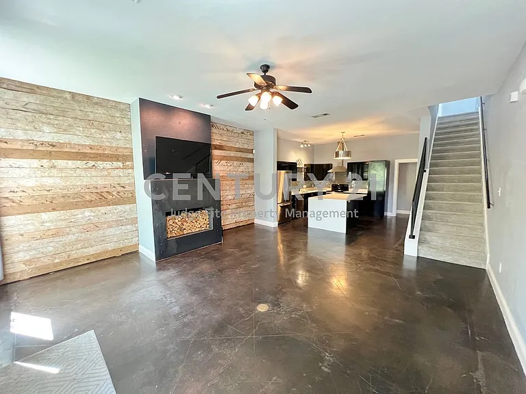 1813 S Ervay St — Photo 7