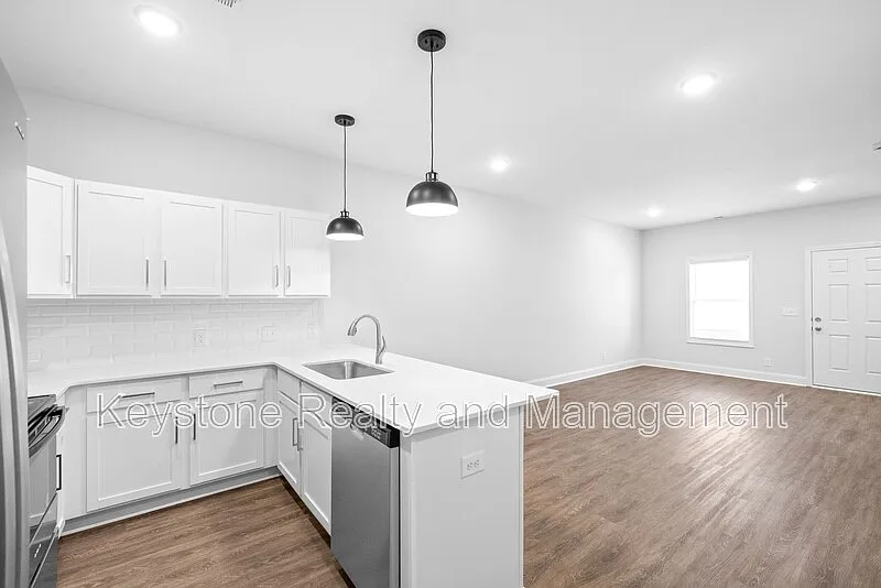 750 Tracy Lane — Photo 2
