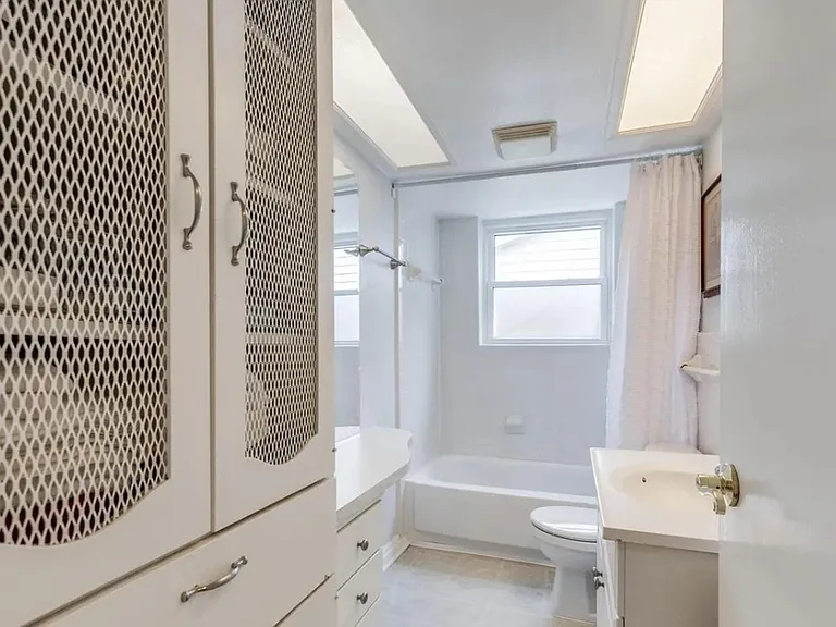 Full bath room in hallway