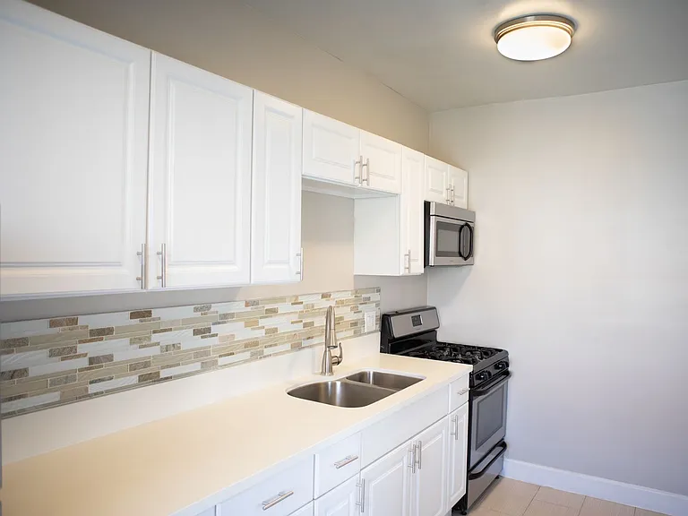 Gorgeous Newly Remodeled One Bedroom and Studios — Photo 15