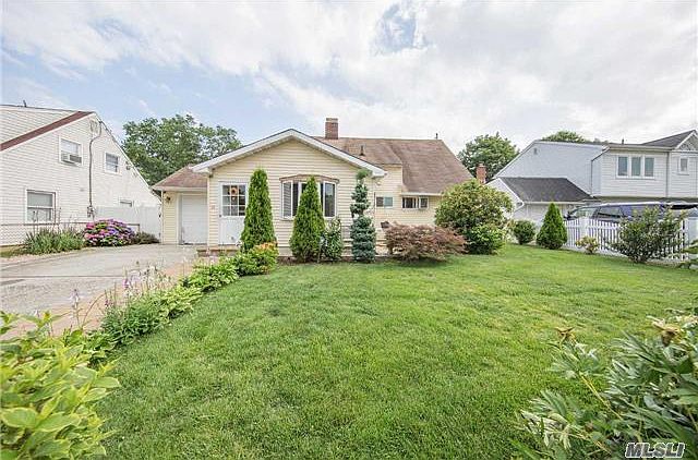 1st image of 16 Finch Ln