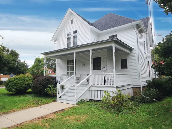 110 Hill Ave, Elgin, IL 60120