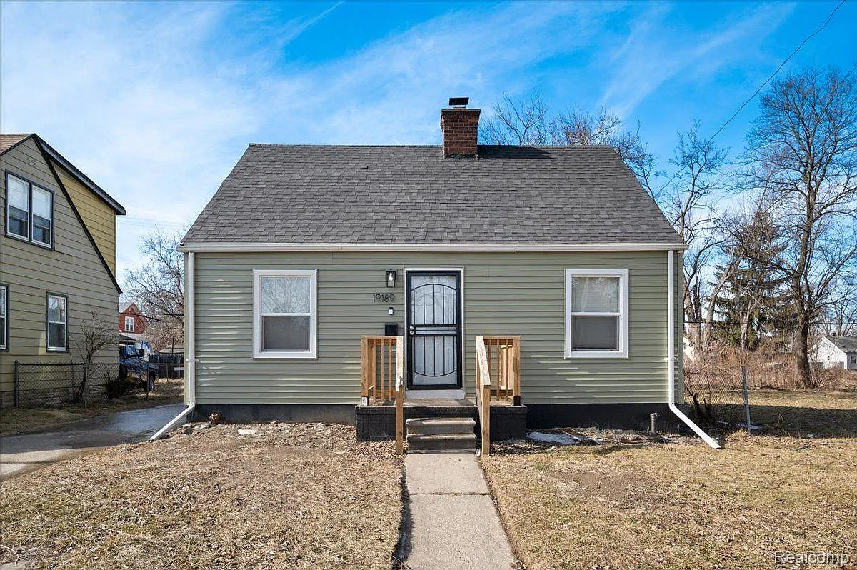 19189 Justine St photo 1