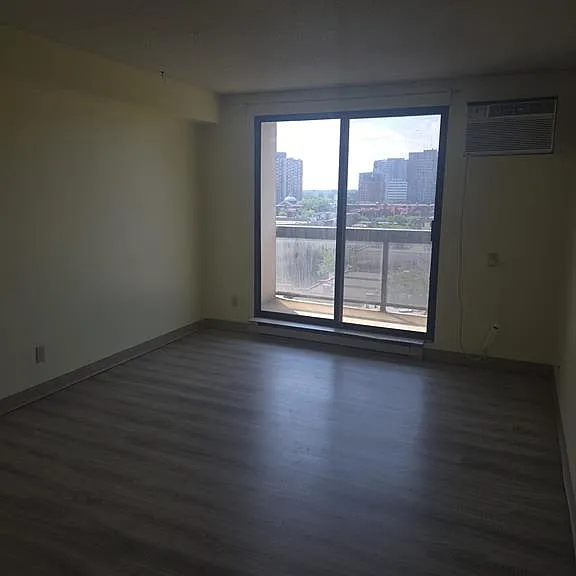 150 Park St W #811 — Photo 2