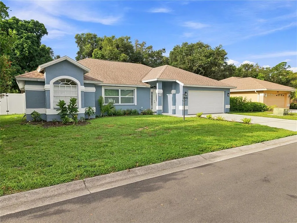 4 bed, 2.0 bath, 2010 sqft, $3,900 — Photo 1