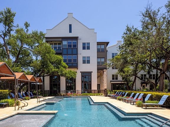 Lakeline_amenity_pool