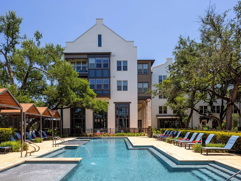 Lakeline_amenity_pool