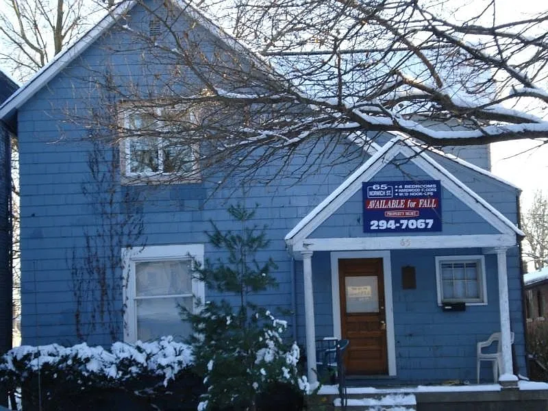 4 bedroom 1 1/2 bath single family house with yard. — Photo 1