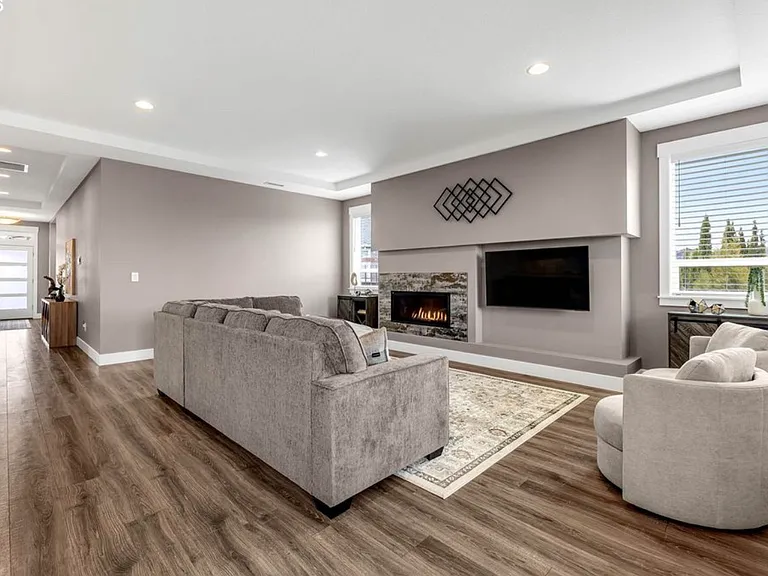 1601 S 46th Pl — Photo 2