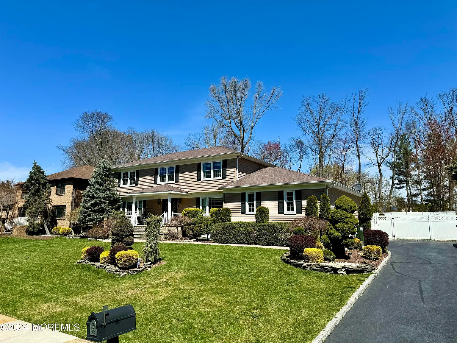 7 Emerald Drive photo 1