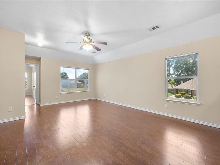 1100 Camelot Dr — Photo 21