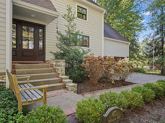 4th image of 411 Woodland Rd