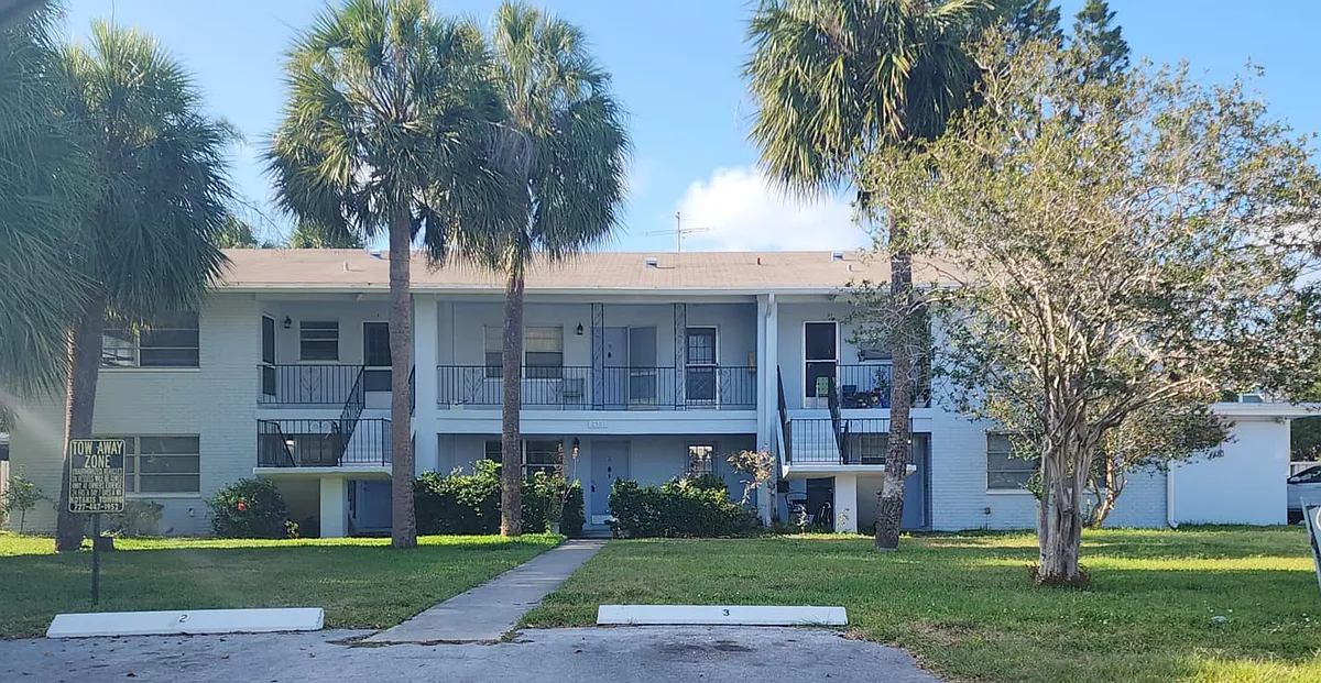 Building Photo - Belleair Palms