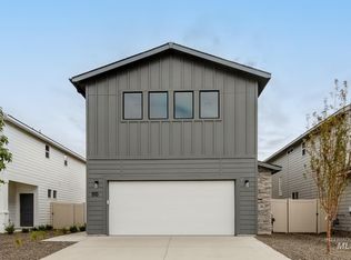 910 N Mirror Creek Way, Meridian, ID 83642